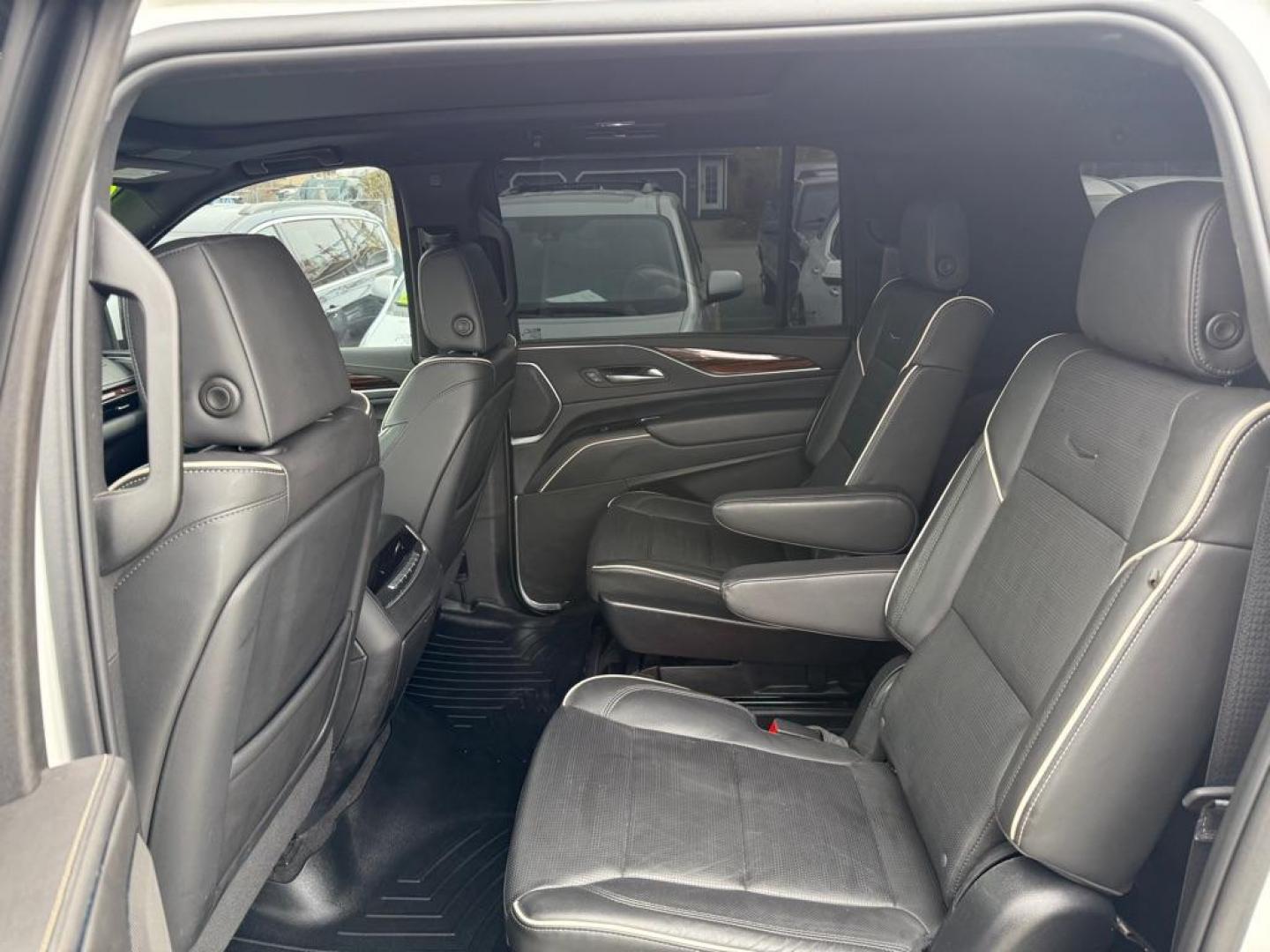 2022 WHITE CADILLAC ESCALADE ESV PREMIUM LUXURY (1GYS4KKL5NR) with an 6.2L engine, Automatic transmission, located at 929 East 8th Ave, Anchorage, AK, 99501, (907) 274-2277, 61.214783, -149.866074 - Photo#3
