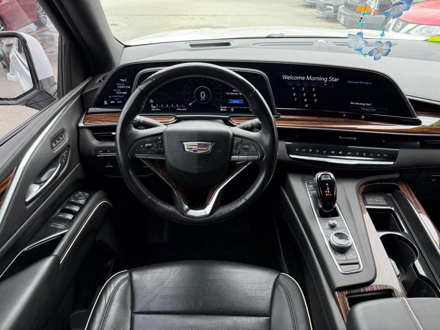 2022 WHITE CADILLAC ESCALADE ESV PREMIUM LUXURY (1GYS4KKL5NR) with an 6.2L engine, Automatic transmission, located at 929 East 8th Ave, Anchorage, AK, 99501, (907) 274-2277, 61.214783, -149.866074 - Photo#4
