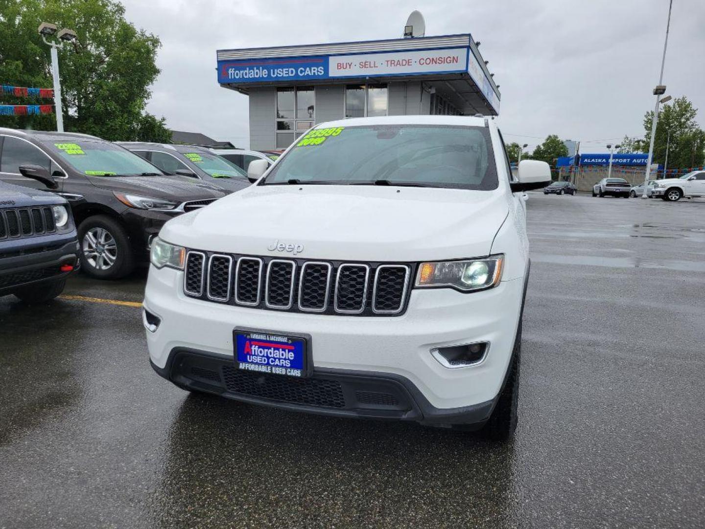 2019 WHITE JEEP GRAND CHEROKEE LAREDO (1C4RJFAG0KC) with an 3.6L engine, Automatic transmission, located at 929 East 8th Ave, Anchorage, AK, 99501, (907) 274-2277, 61.214783, -149.866074 - Photo#0