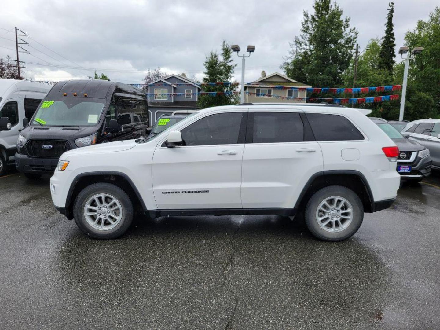 2019 WHITE JEEP GRAND CHEROKEE LAREDO (1C4RJFAG0KC) with an 3.6L engine, Automatic transmission, located at 929 East 8th Ave, Anchorage, AK, 99501, (907) 274-2277, 61.214783, -149.866074 - Photo#1