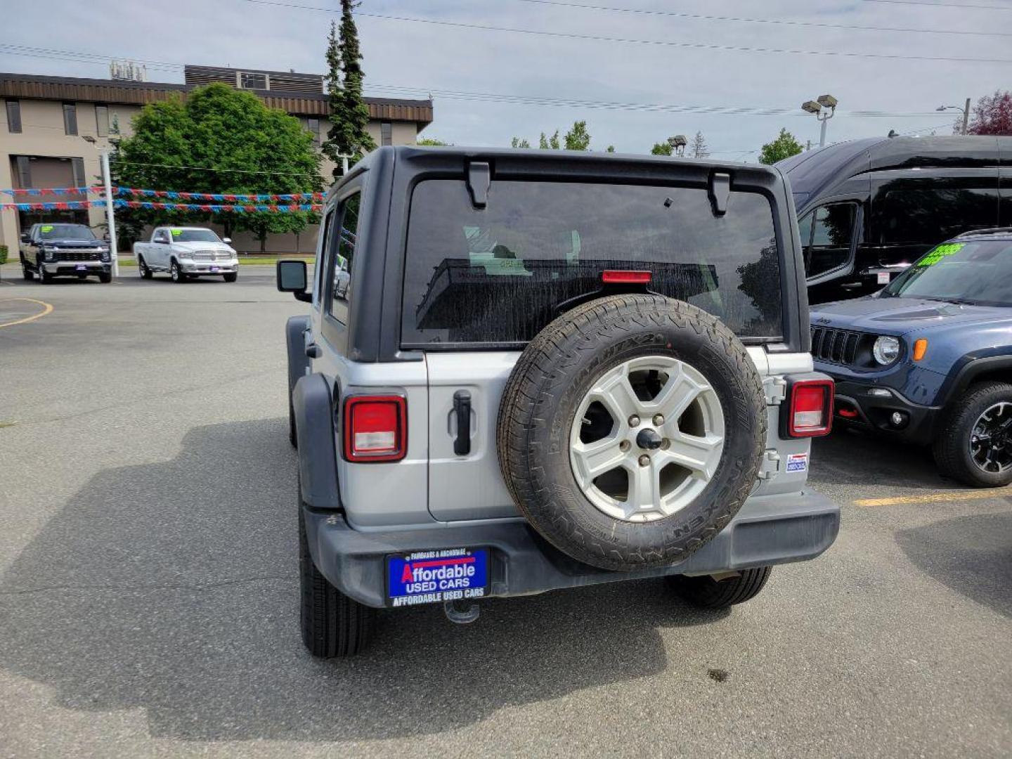 2022 SILVER JEEP WRANGLER UNLIMI SPORT (1C4HJXDG8NW) with an 3.6L engine, Automatic transmission, located at 929 East 8th Ave, Anchorage, AK, 99501, (907) 274-2277, 61.214783, -149.866074 - Photo#2