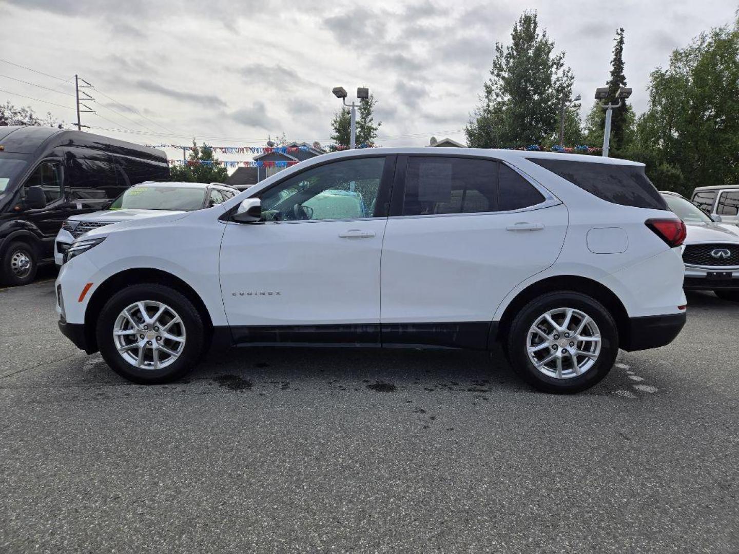 2022 WHITE CHEVROLET EQUINOX LT LT (3GNAXUEVXNL) with an 1.5L engine, Automatic transmission, located at 929 East 8th Ave, Anchorage, AK, 99501, (907) 274-2277, 61.214783, -149.866074 - Photo#4