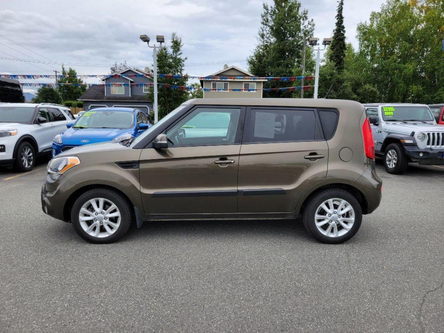 2013 GRY KIA SOUL + (KNDJT2A66D7) with an 2.0L engine, Automatic transmission, located at 929 East 8th Ave, Anchorage, AK, 99501, (907) 274-2277, 61.214783, -149.866074 - Photo#1