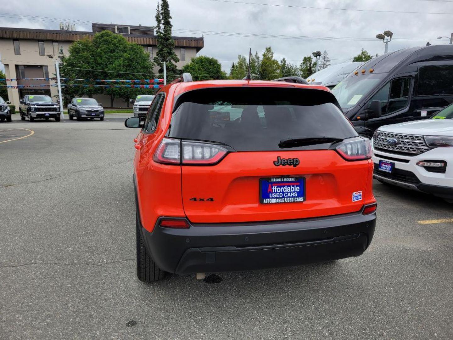 2021 ORANGE JEEP CHEROKEE LATITUDE PLUS (1C4PJMLB1MD) with an 2.4L engine, Automatic transmission, located at 929 East 8th Ave, Anchorage, AK, 99501, (907) 274-2277, 61.214783, -149.866074 - Photo#2