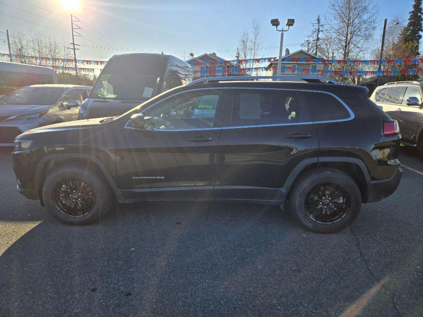 2021 BLACK JEEP CHEROKEE LATITUDE PLUS (1C4PJMLB7MD) with an 2.4L engine, Automatic transmission, located at 929 East 8th Ave, Anchorage, AK, 99501, (907) 274-2277, 61.214783, -149.866074 - Photo#1