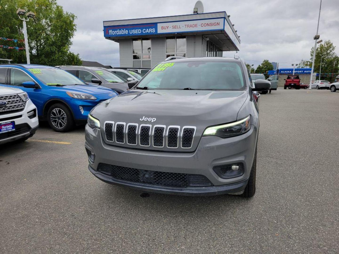 2021 GRAY JEEP CHEROKEE LATITUDE PLUS (1C4PJMLB3MD) with an 2.4L engine, Automatic transmission, located at 929 East 8th Ave, Anchorage, AK, 99501, (907) 274-2277, 61.214783, -149.866074 - Photo#0