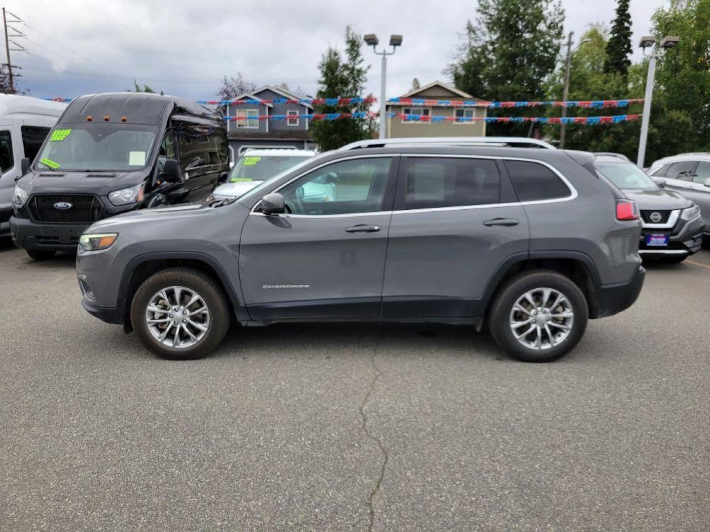 2021 GRAY JEEP CHEROKEE LATITUDE PLUS (1C4PJMLB3MD) with an 2.4L engine, Automatic transmission, located at 929 East 8th Ave, Anchorage, AK, 99501, (907) 274-2277, 61.214783, -149.866074 - Photo#1