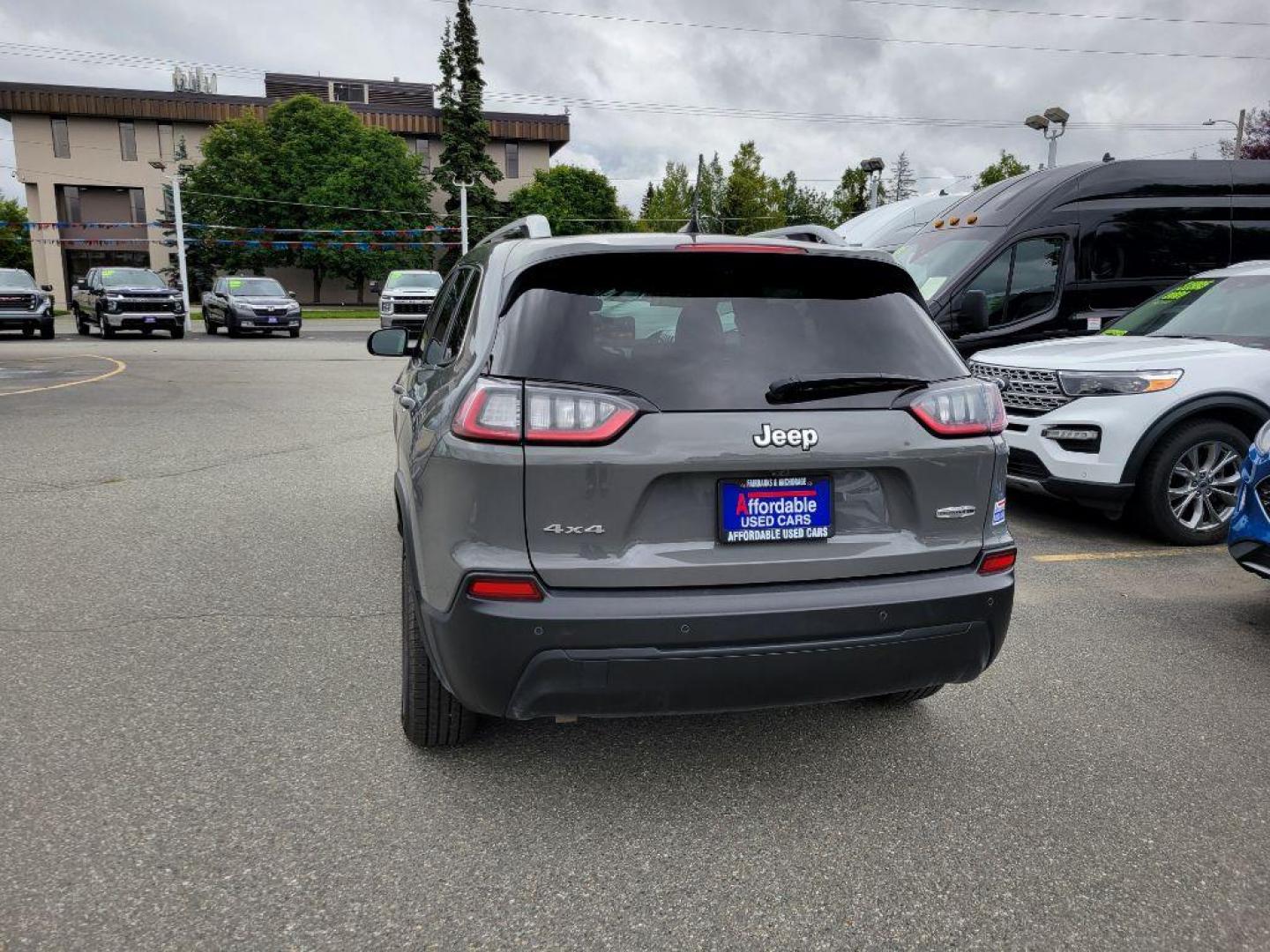 2021 GRAY JEEP CHEROKEE LATITUDE PLUS (1C4PJMLB3MD) with an 2.4L engine, Automatic transmission, located at 929 East 8th Ave, Anchorage, AK, 99501, (907) 274-2277, 61.214783, -149.866074 - Photo#2