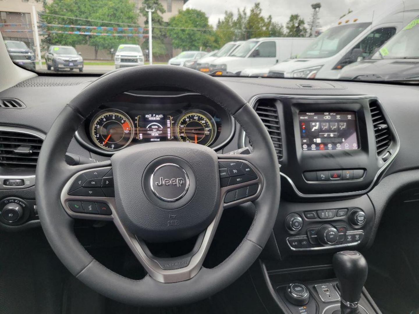 2021 GRAY JEEP CHEROKEE LATITUDE PLUS (1C4PJMLB3MD) with an 2.4L engine, Automatic transmission, located at 929 East 8th Ave, Anchorage, AK, 99501, (907) 274-2277, 61.214783, -149.866074 - Photo#4