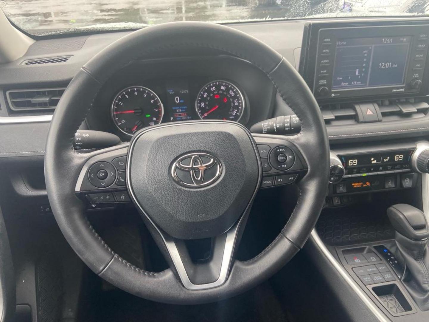 2022 GRAY TOYOTA RAV4 XLE XLE (2T3P1RFV4NW) with an 2.5L engine, Automatic transmission, located at 929 East 8th Ave, Anchorage, AK, 99501, (907) 274-2277, 61.214783, -149.866074 - Photo#4