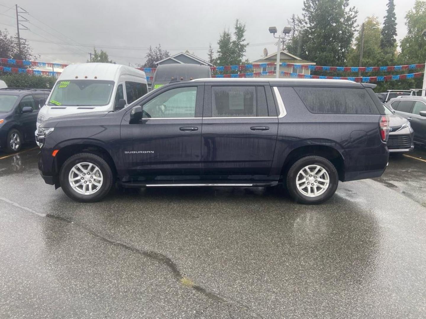 2022 GRAY CHEVROLET SUBURBAN LS 1500 LS (1GNSKBKD3NR) with an 5.3L engine, Automatic transmission, located at 929 East 8th Ave, Anchorage, AK, 99501, (907) 274-2277, 61.214783, -149.866074 - Photo#1