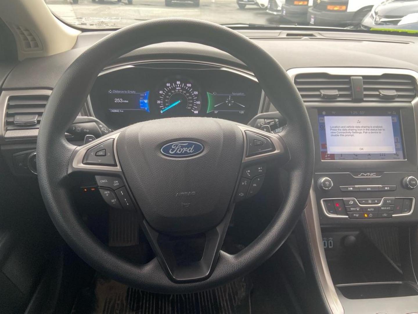 2019 SILVER FORD FUSION SE (3FA6P0T91KR) with an 2.0L engine, Automatic transmission, located at 929 East 8th Ave, Anchorage, AK, 99501, (907) 274-2277, 61.214783, -149.866074 - Photo#4