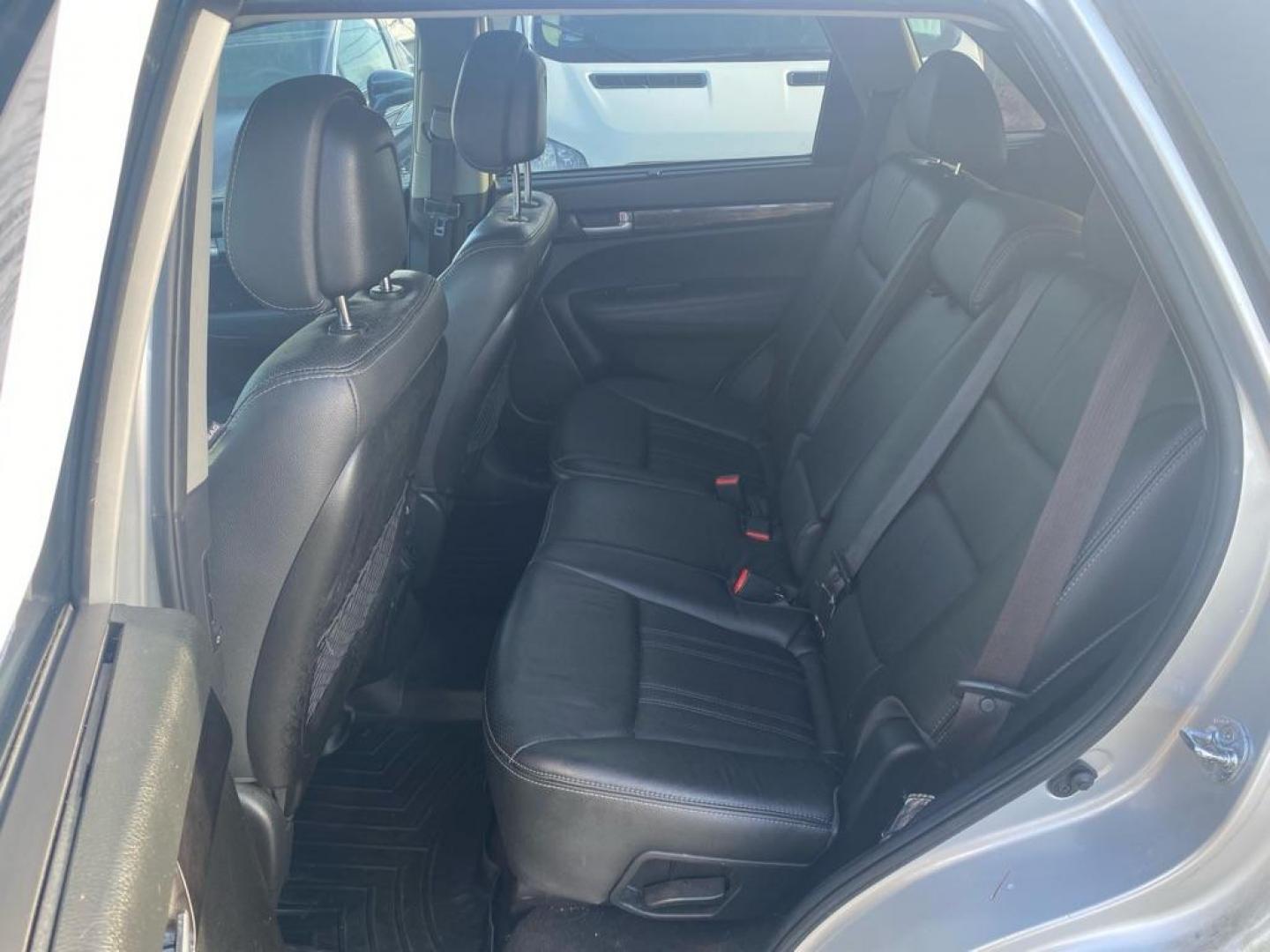 2014 SILVER KIA SORENTO EX (5XYKUDA72EG) with an 3.3L engine, Automatic transmission, located at 929 East 8th Ave, Anchorage, AK, 99501, (907) 274-2277, 61.214783, -149.866074 - Photo#3