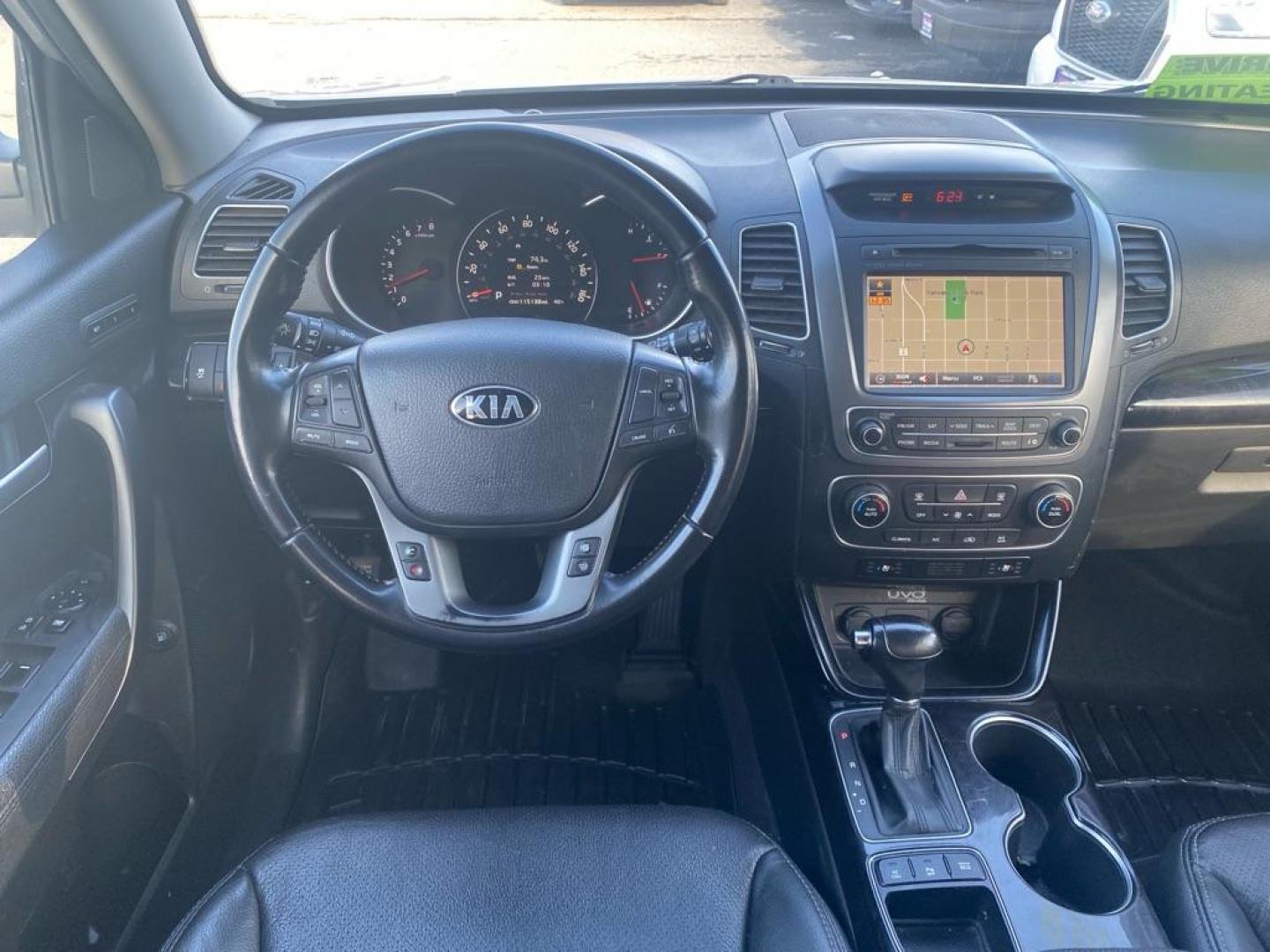 2014 SILVER KIA SORENTO EX (5XYKUDA72EG) with an 3.3L engine, Automatic transmission, located at 929 East 8th Ave, Anchorage, AK, 99501, (907) 274-2277, 61.214783, -149.866074 - Photo#4