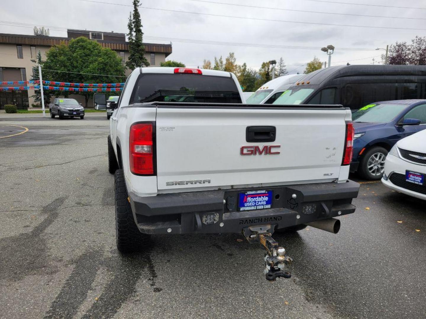 2018 WHITE GMC SIERRA 2500 SLT (1GT12TEY8JF) with an 6.6L engine, Automatic transmission, located at 929 East 8th Ave, Anchorage, AK, 99501, (907) 274-2277, 61.214783, -149.866074 - Photo#2