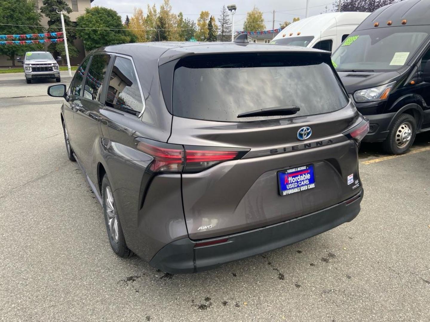 2022 GRAY TOYOTA SIENNA LE LE (5TDKSKFC1NS) with an 2.5L engine, Continuously Variable transmission, located at 929 East 8th Ave, Anchorage, AK, 99501, (907) 274-2277, 61.214783, -149.866074 - Photo#2