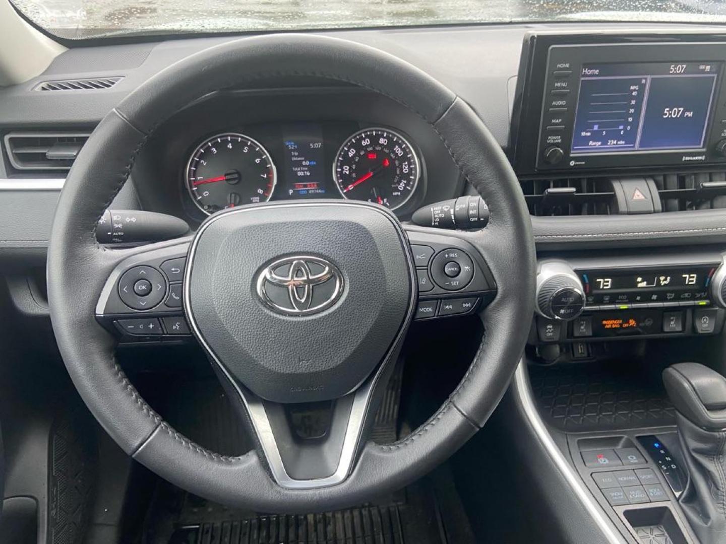 2022 GRAY TOYOTA RAV4 XLE XLE (2T3P1RFV4NW) with an 2.5L engine, Automatic transmission, located at 929 East 8th Ave, Anchorage, AK, 99501, (907) 274-2277, 61.214783, -149.866074 - Photo#4