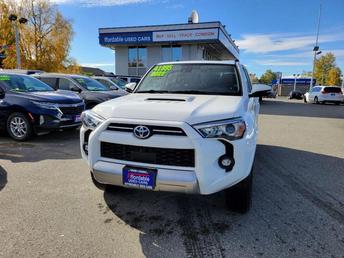 2022 WHITE TOYOTA 4RUNNER SR5 SR5 PREMIUM (JTERU5JR2N5) with an 4.0L engine, Automatic transmission, located at 929 East 8th Ave, Anchorage, AK, 99501, (907) 274-2277, 61.214783, -149.866074 - Photo#0