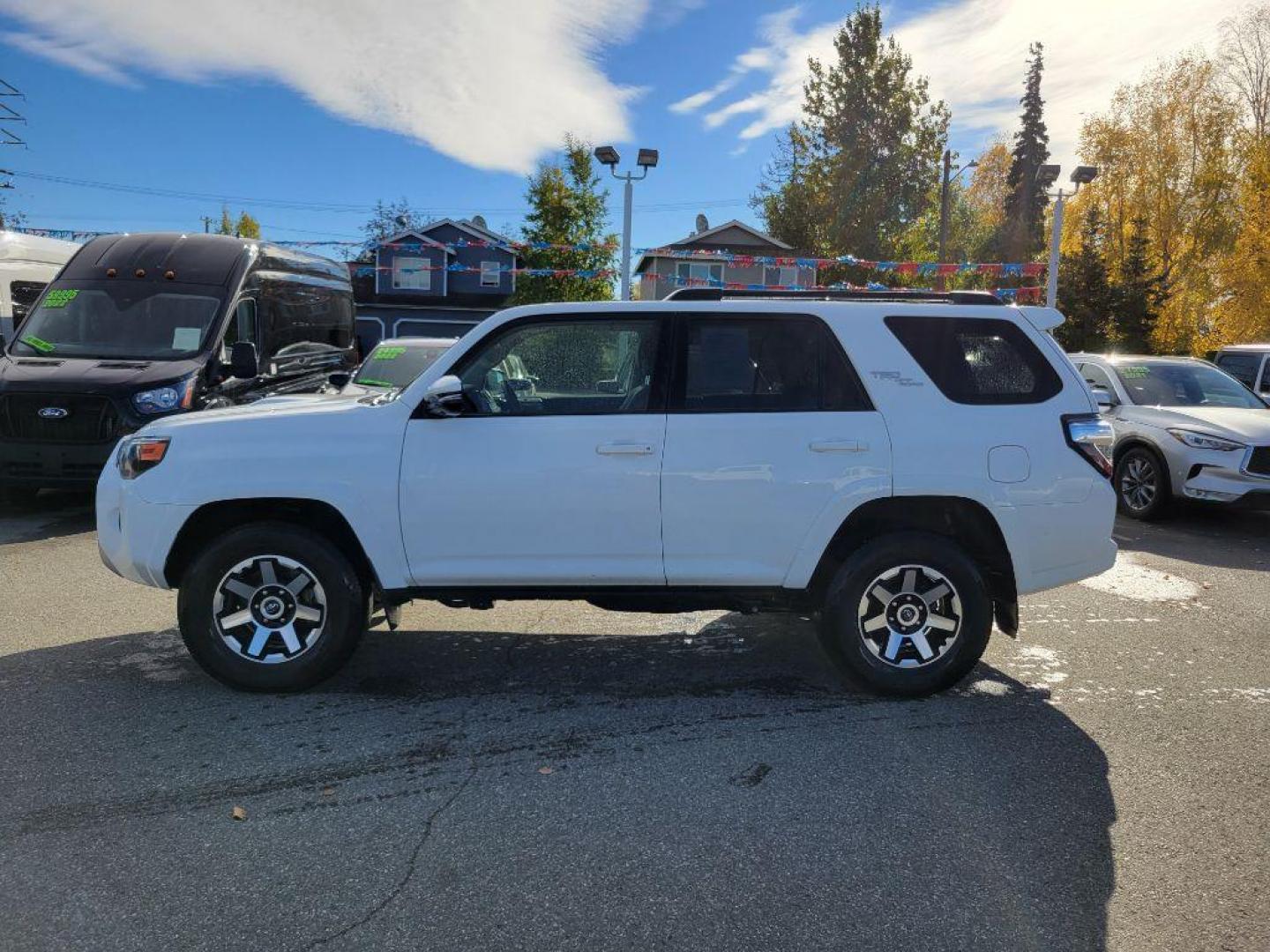 2022 WHITE TOYOTA 4RUNNER SR5 SR5 PREMIUM (JTERU5JR2N5) with an 4.0L engine, Automatic transmission, located at 929 East 8th Ave, Anchorage, AK, 99501, (907) 274-2277, 61.214783, -149.866074 - Photo#1