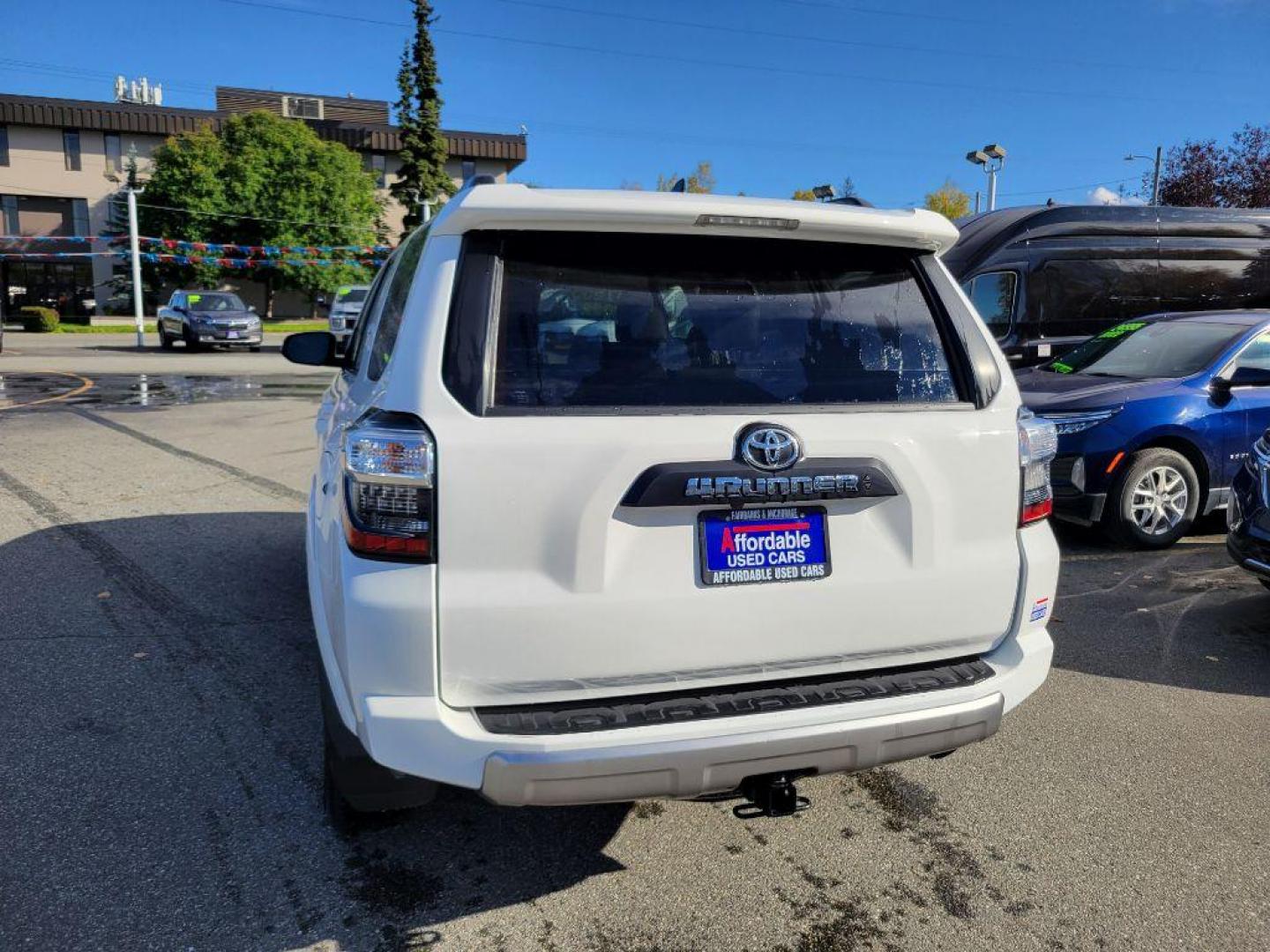 2022 WHITE TOYOTA 4RUNNER SR5 SR5 PREMIUM (JTERU5JR2N5) with an 4.0L engine, Automatic transmission, located at 929 East 8th Ave, Anchorage, AK, 99501, (907) 274-2277, 61.214783, -149.866074 - Photo#2