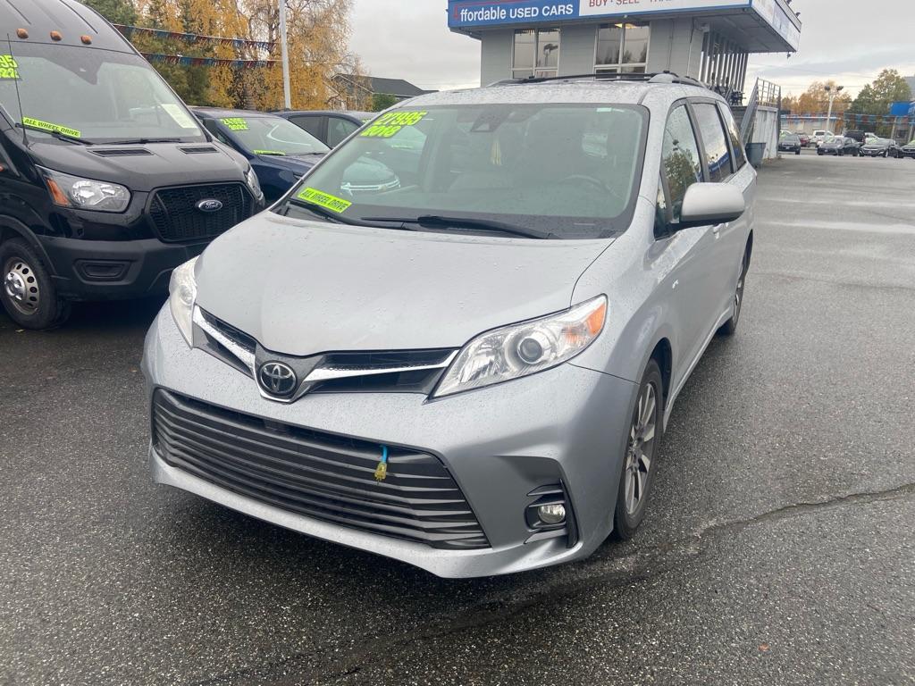 photo of 2018 TOYOTA SIENNA XLE