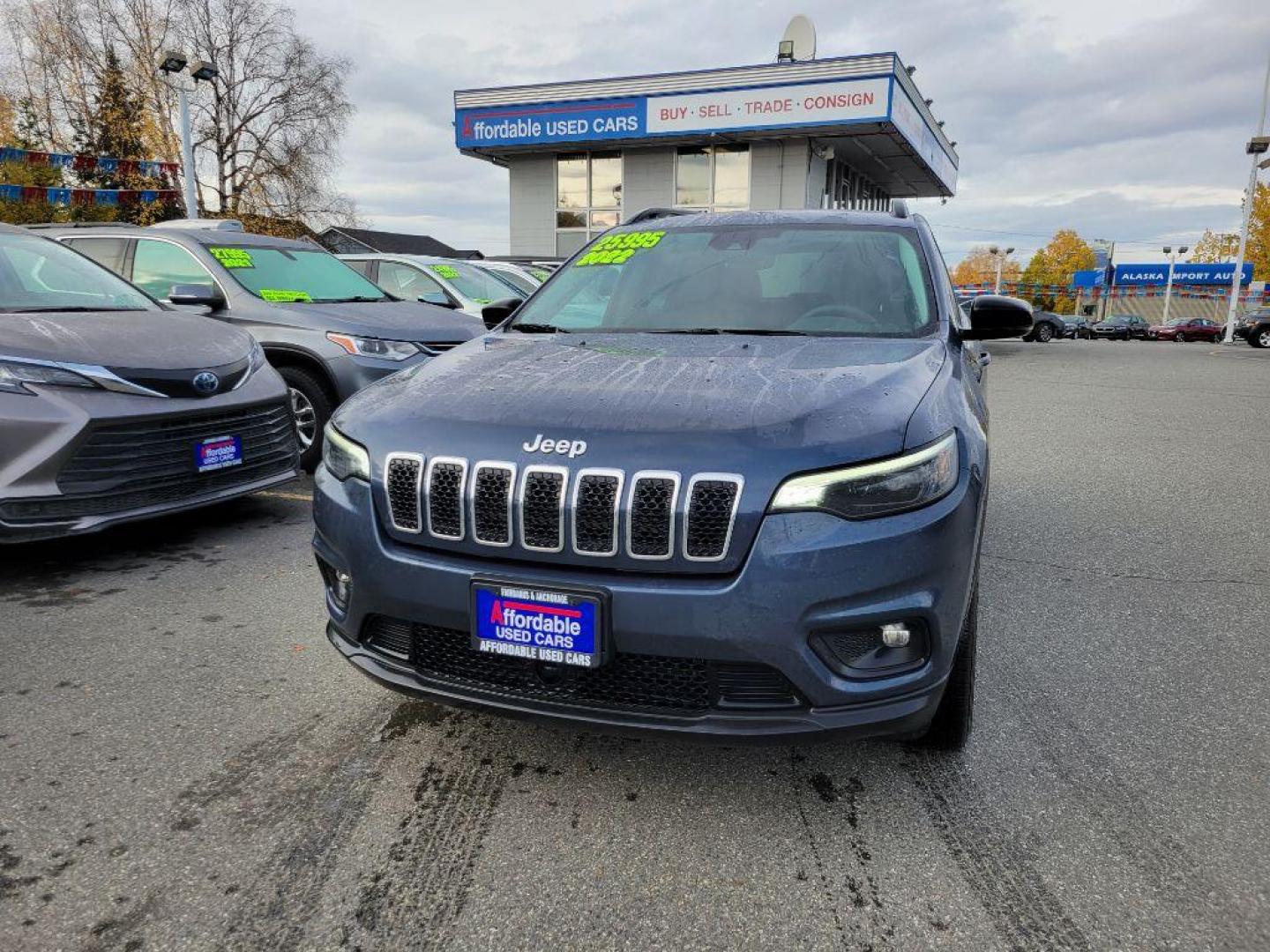 2022 BLUE JEEP CHEROKEE LATITUDE LUX (1C4PJMMX9ND) with an 3.2L engine, Automatic transmission, located at 929 East 8th Ave, Anchorage, AK, 99501, (907) 274-2277, 61.214783, -149.866074 - Photo#0