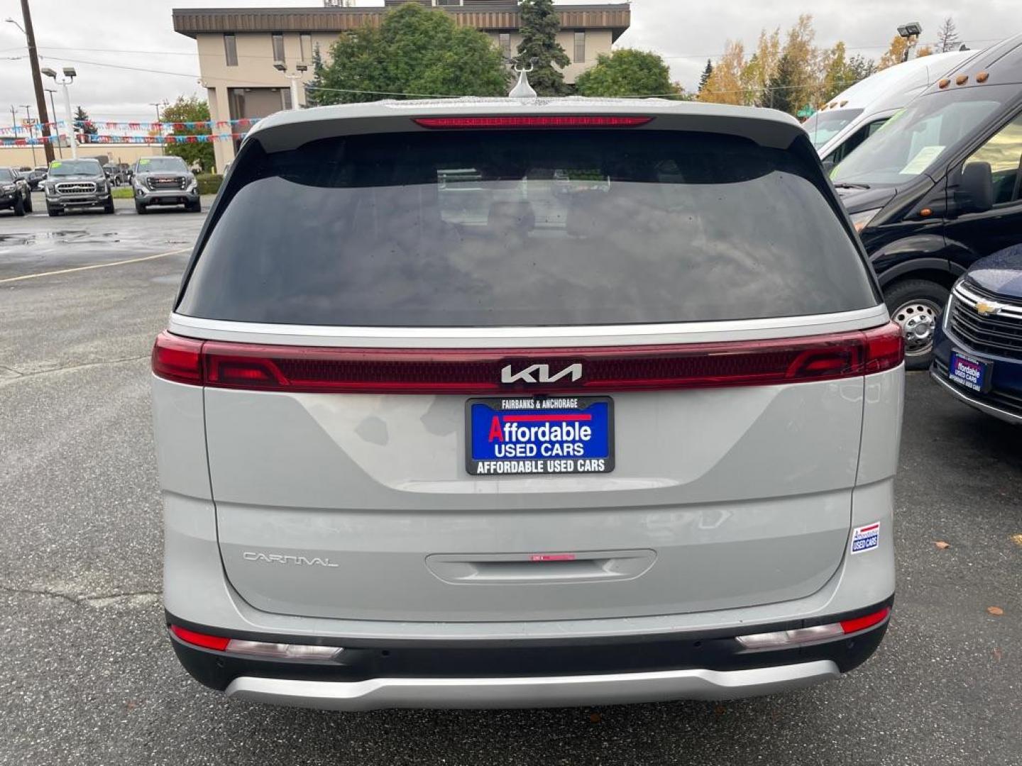 2024 SILVER KIA CARNIVAL EX (KNDNC5H37R6) with an 3.5L engine, Automatic transmission, located at 929 East 8th Ave, Anchorage, AK, 99501, (907) 274-2277, 61.214783, -149.866074 - Photo#2