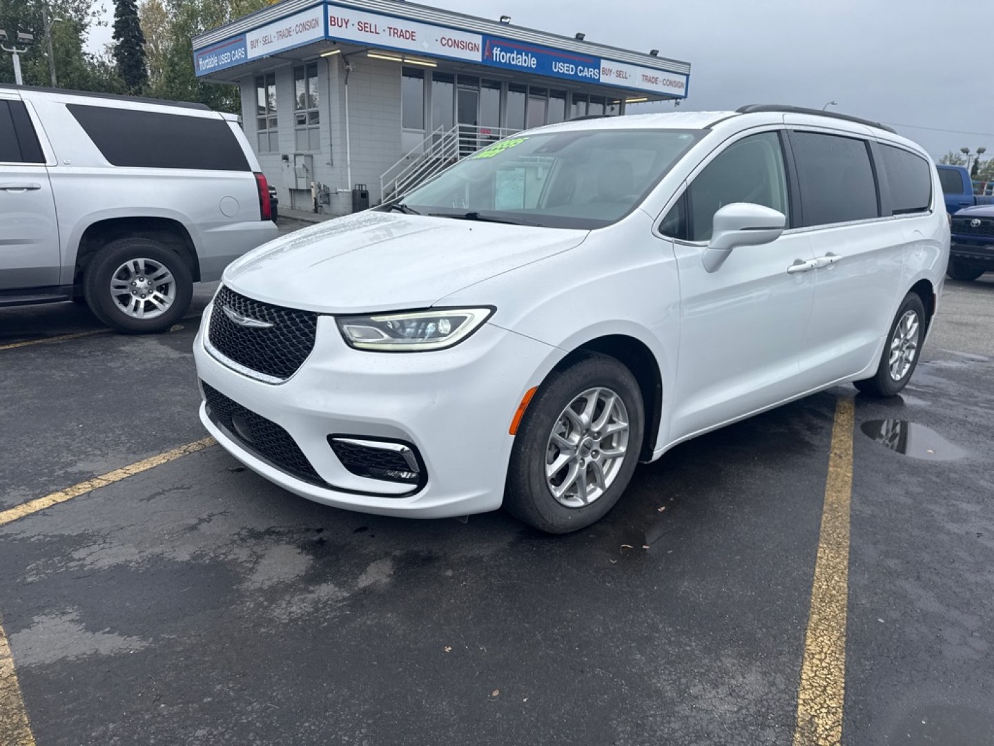 2022 WHITE CHRYSLER PACIFICA TOURING L (2C4RC1BG1NR) with an 3.6L engine, Automatic transmission, located at 929 East 8th Ave, Anchorage, AK, 99501, (907) 274-2277, 61.214783, -149.866074- Photo#0