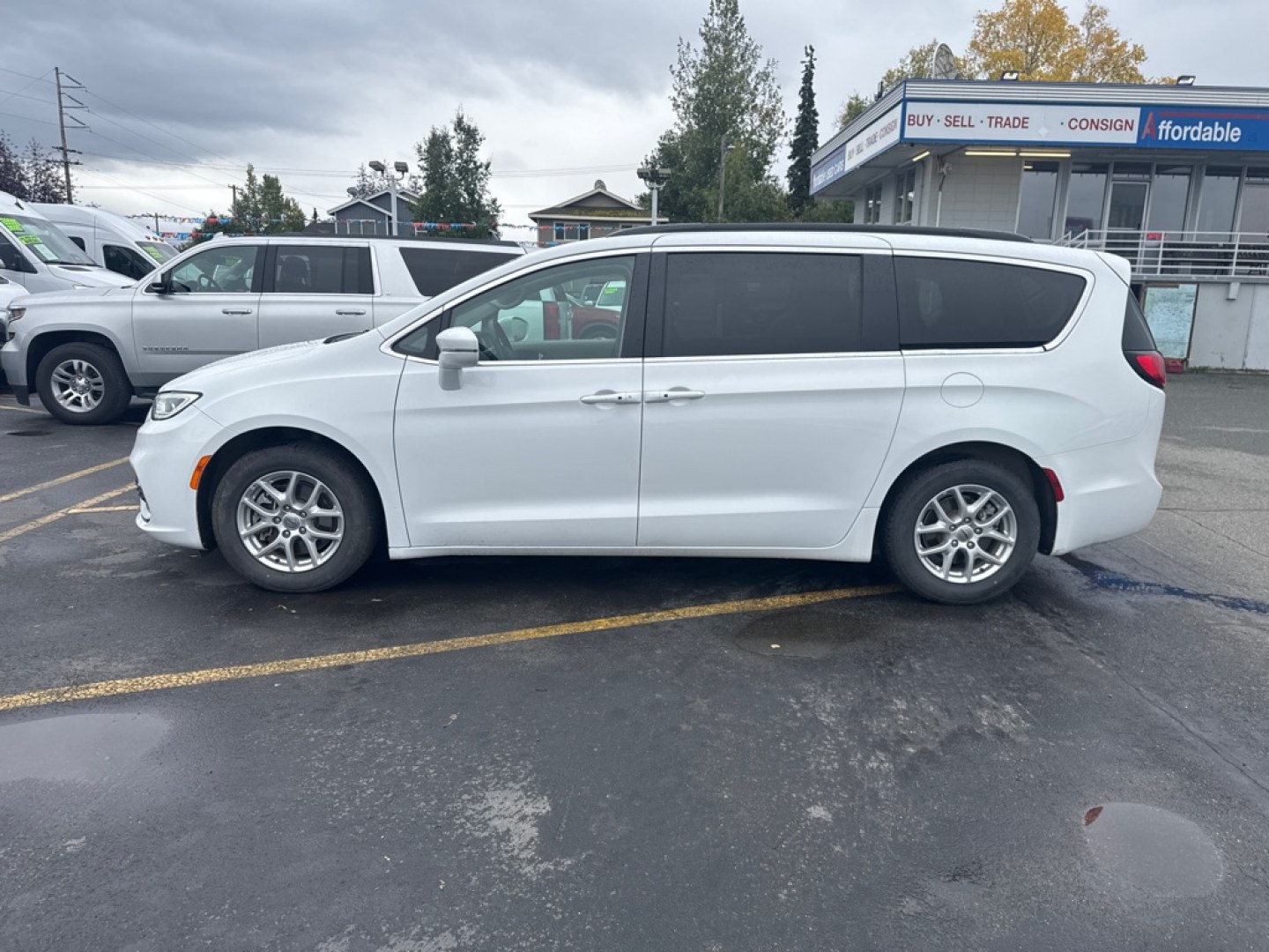 2022 WHITE CHRYSLER PACIFICA TOURING L (2C4RC1BG1NR) with an 3.6L engine, Automatic transmission, located at 929 East 8th Ave, Anchorage, AK, 99501, (907) 274-2277, 61.214783, -149.866074- Photo#1