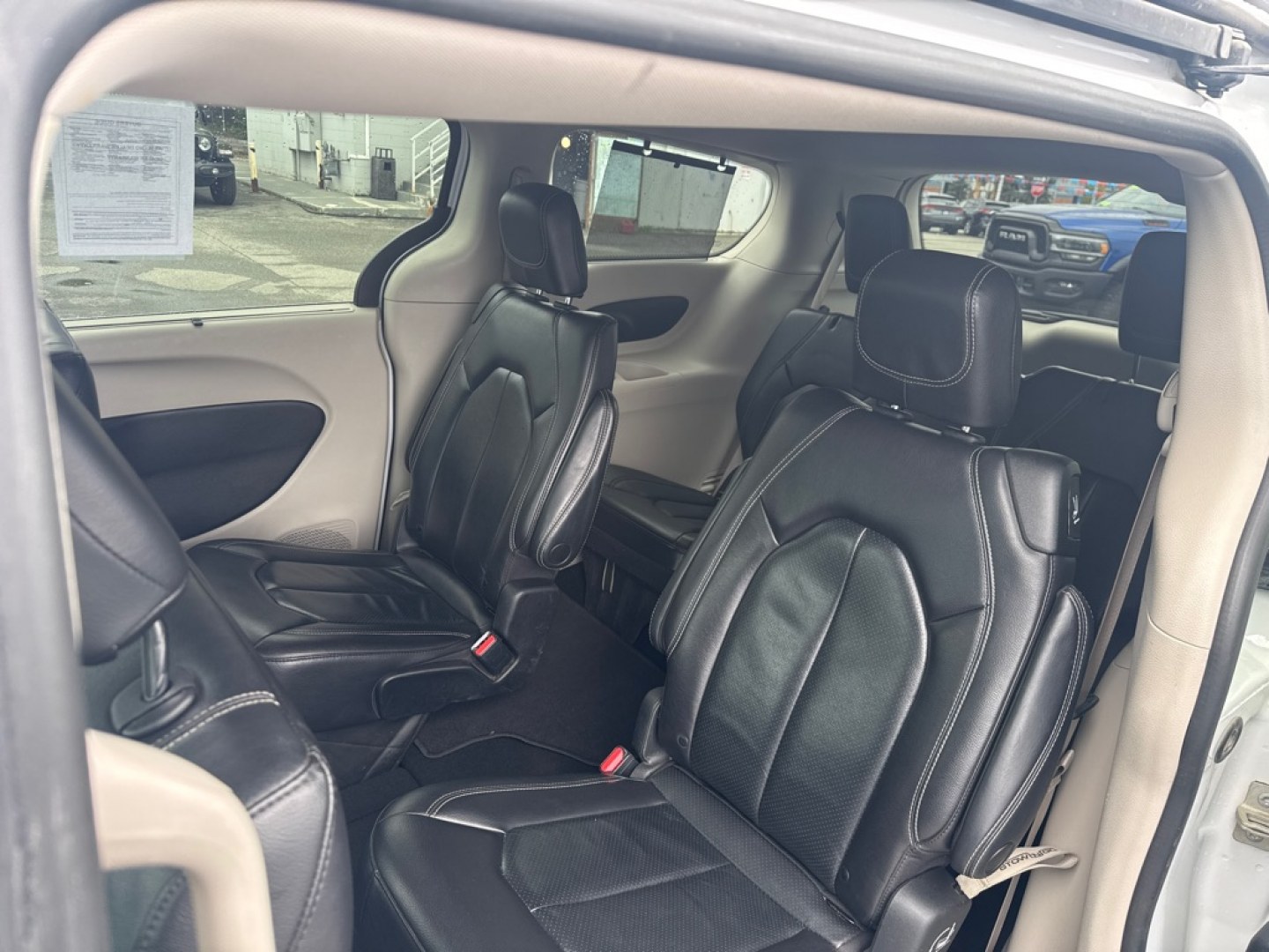 2022 WHITE CHRYSLER PACIFICA TOURING L (2C4RC1BG1NR) with an 3.6L engine, Automatic transmission, located at 929 East 8th Ave, Anchorage, AK, 99501, (907) 274-2277, 61.214783, -149.866074- Photo#2