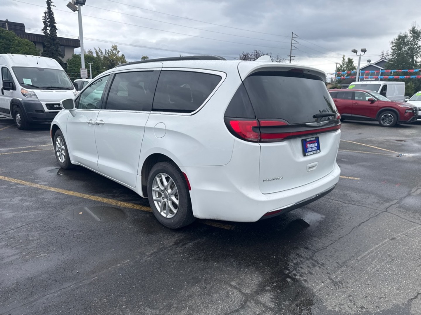 2022 WHITE CHRYSLER PACIFICA TOURING L (2C4RC1BG1NR) with an 3.6L engine, Automatic transmission, located at 929 East 8th Ave, Anchorage, AK, 99501, (907) 274-2277, 61.214783, -149.866074- Photo#4
