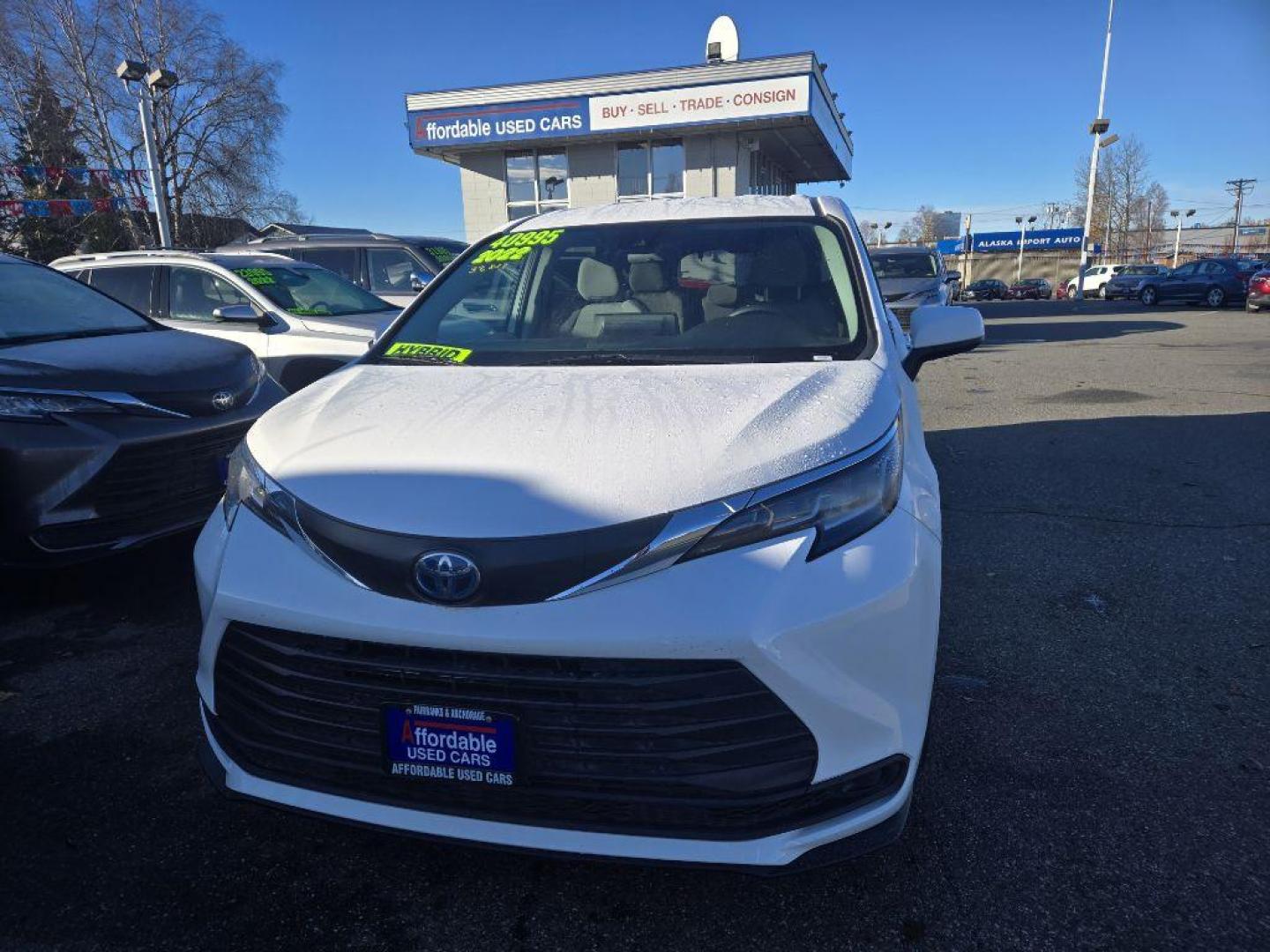 2022 WHITE TOYOTA SIENNA LE AWD LE (5TDKSKFC1NS) with an 2.5L engine, Continuously Variable transmission, located at 929 East 8th Ave, Anchorage, AK, 99501, (907) 274-2277, 61.214783, -149.866074 - Photo#0