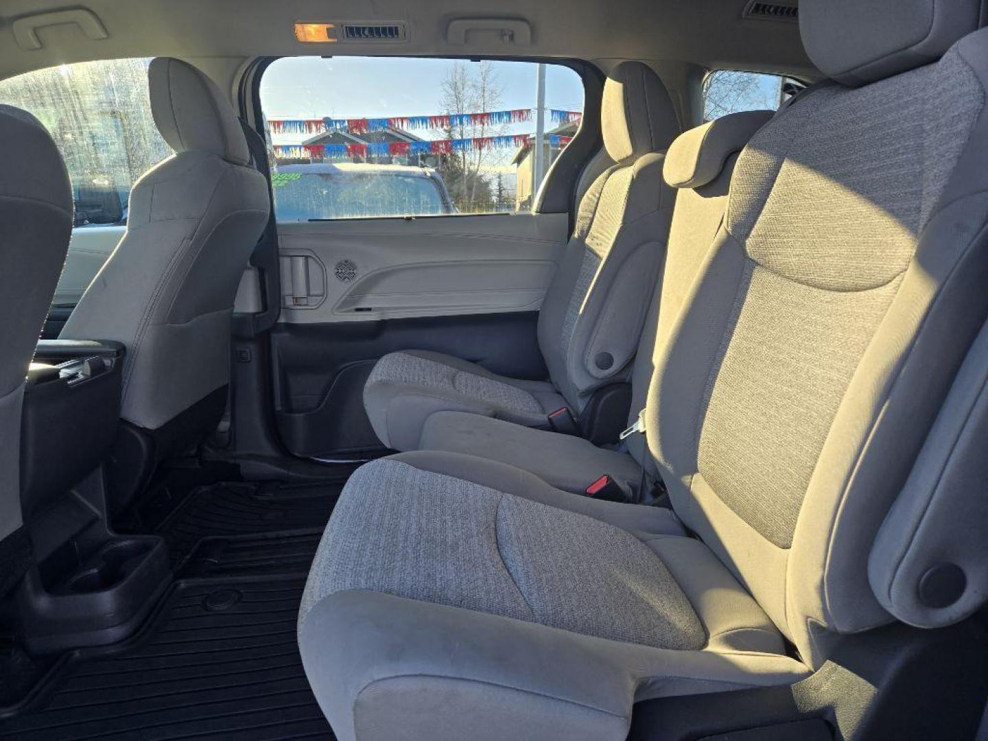 2022 WHITE TOYOTA SIENNA LE AWD LE (5TDKSKFC1NS) with an 2.5L engine, Continuously Variable transmission, located at 929 East 8th Ave, Anchorage, AK, 99501, (907) 274-2277, 61.214783, -149.866074 - Photo#3