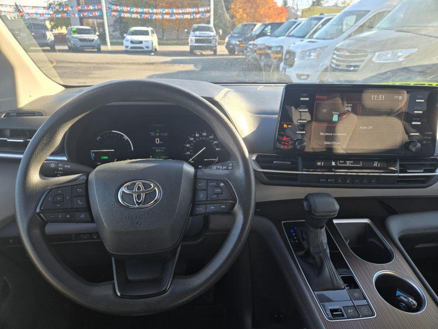 2022 WHITE TOYOTA SIENNA LE AWD LE (5TDKSKFC1NS) with an 2.5L engine, Continuously Variable transmission, located at 929 East 8th Ave, Anchorage, AK, 99501, (907) 274-2277, 61.214783, -149.866074 - Photo#4