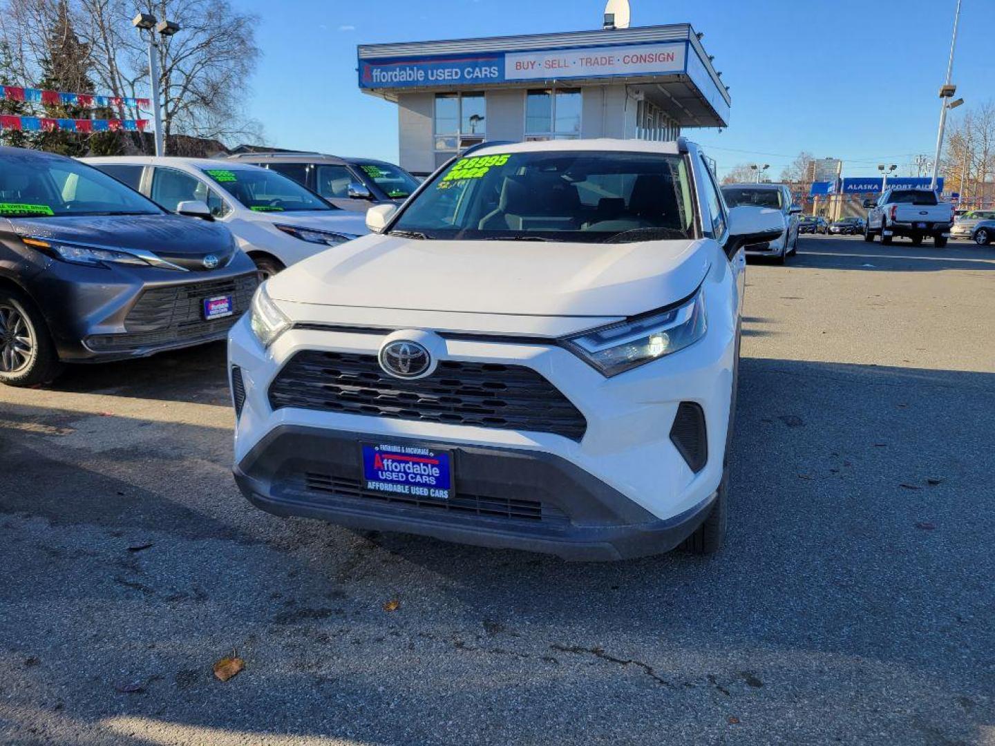 2022 WHITE TOYOTA RAV4 XLE XLE (2T3P1RFV0NW) with an 2.5L engine, Automatic transmission, located at 929 East 8th Ave, Anchorage, AK, 99501, (907) 274-2277, 61.214783, -149.866074 - Photo#0