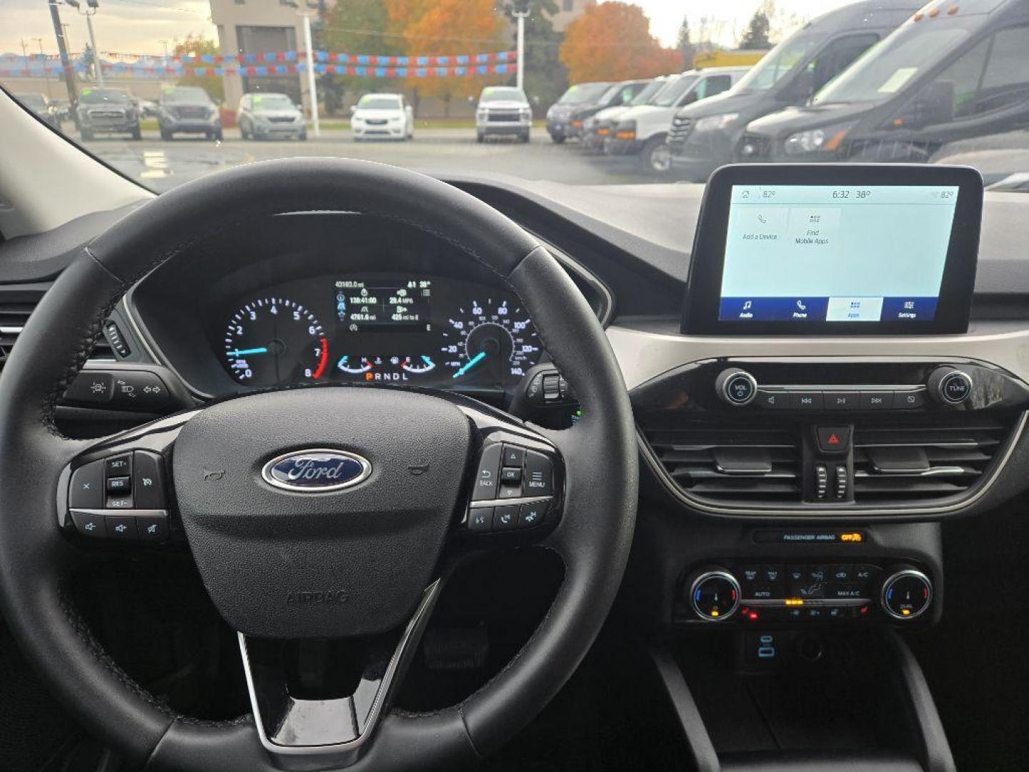 2022 SILVER FORD ESCAPE SEL SEL (1FMCU9H63NU) with an 1.5L engine, Automatic transmission, located at 929 East 8th Ave, Anchorage, AK, 99501, (907) 274-2277, 61.214783, -149.866074 - Photo#4