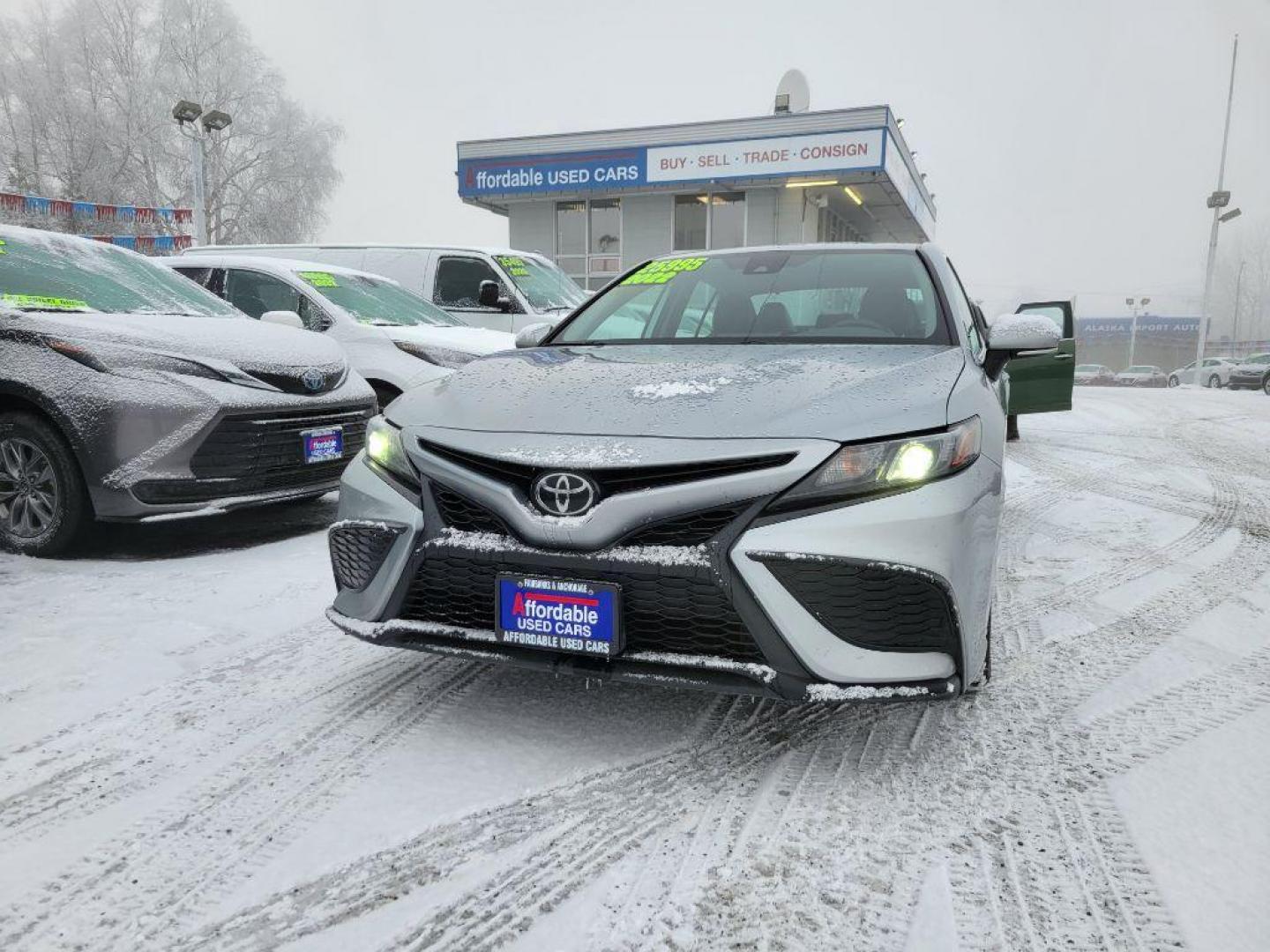 2022 TOYOTA CAMRY SE SE (4T1G11AK6NU) with an 2.5L engine, Automatic transmission, located at 929 East 8th Ave, Anchorage, AK, 99501, (907) 274-2277, 61.214783, -149.866074 - Photo#0