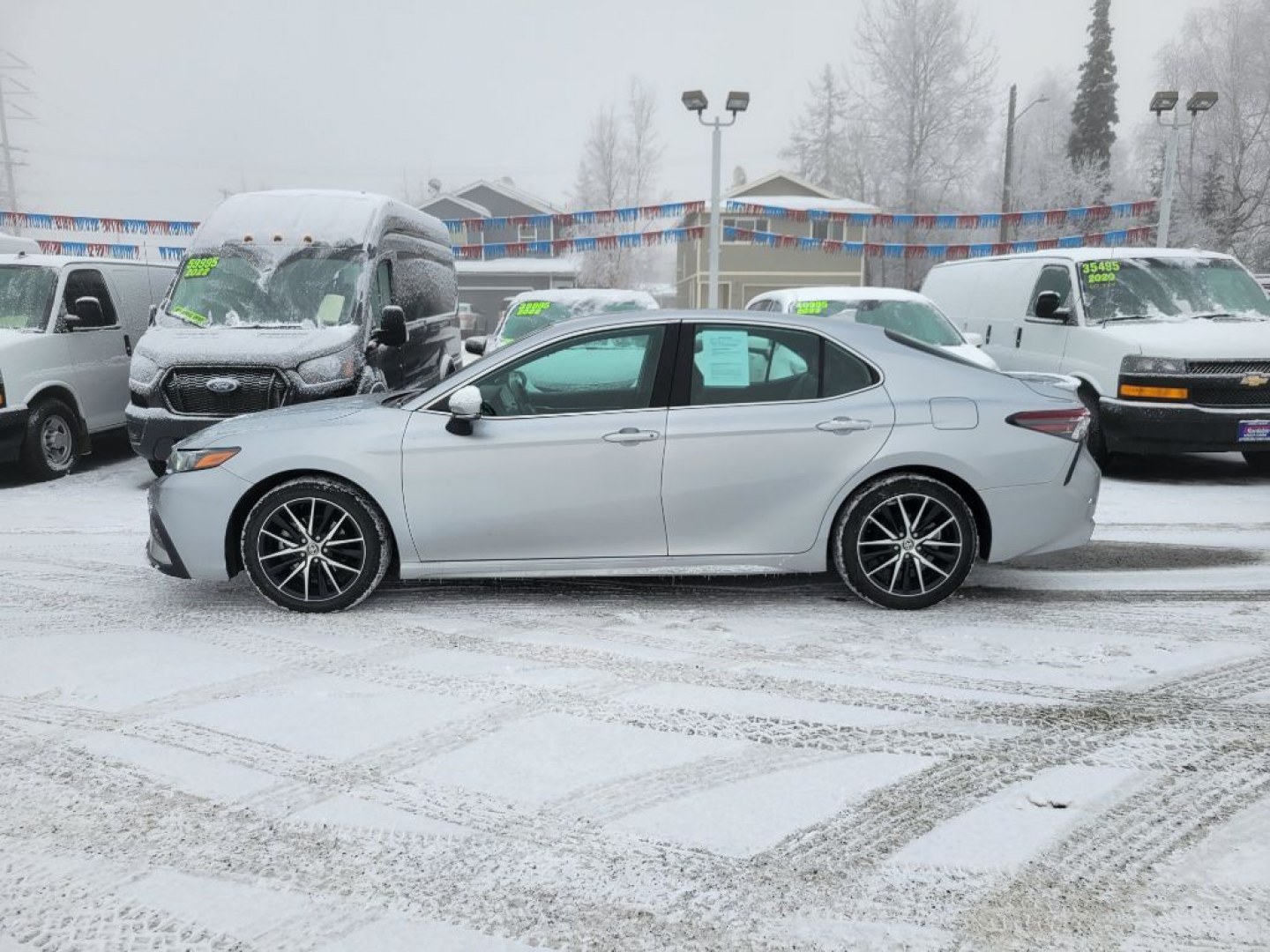 2022 SILVER TOYOTA CAMRY SE SE (4T1G11AK6NU) with an 2.5L engine, Automatic transmission, located at 929 East 8th Ave, Anchorage, AK, 99501, (907) 274-2277, 61.214783, -149.866074- Photo#0