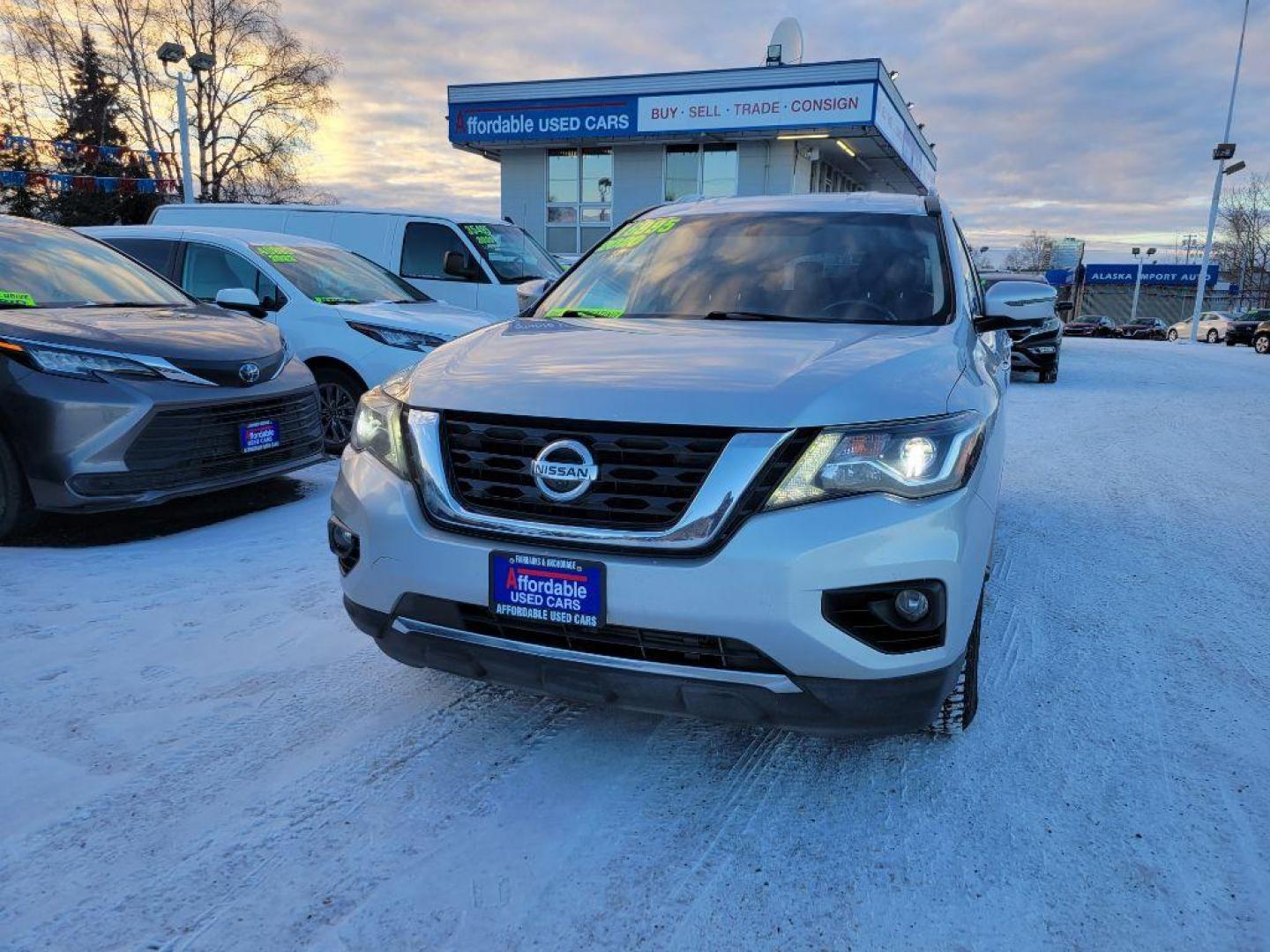 2020 SILVER NISSAN PATHFINDER SL (5N1DR2CN3LC) with an 3.5L engine, Continuously Variable transmission, located at 929 East 8th Ave, Anchorage, AK, 99501, (907) 274-2277, 61.214783, -149.866074 - Photo#0