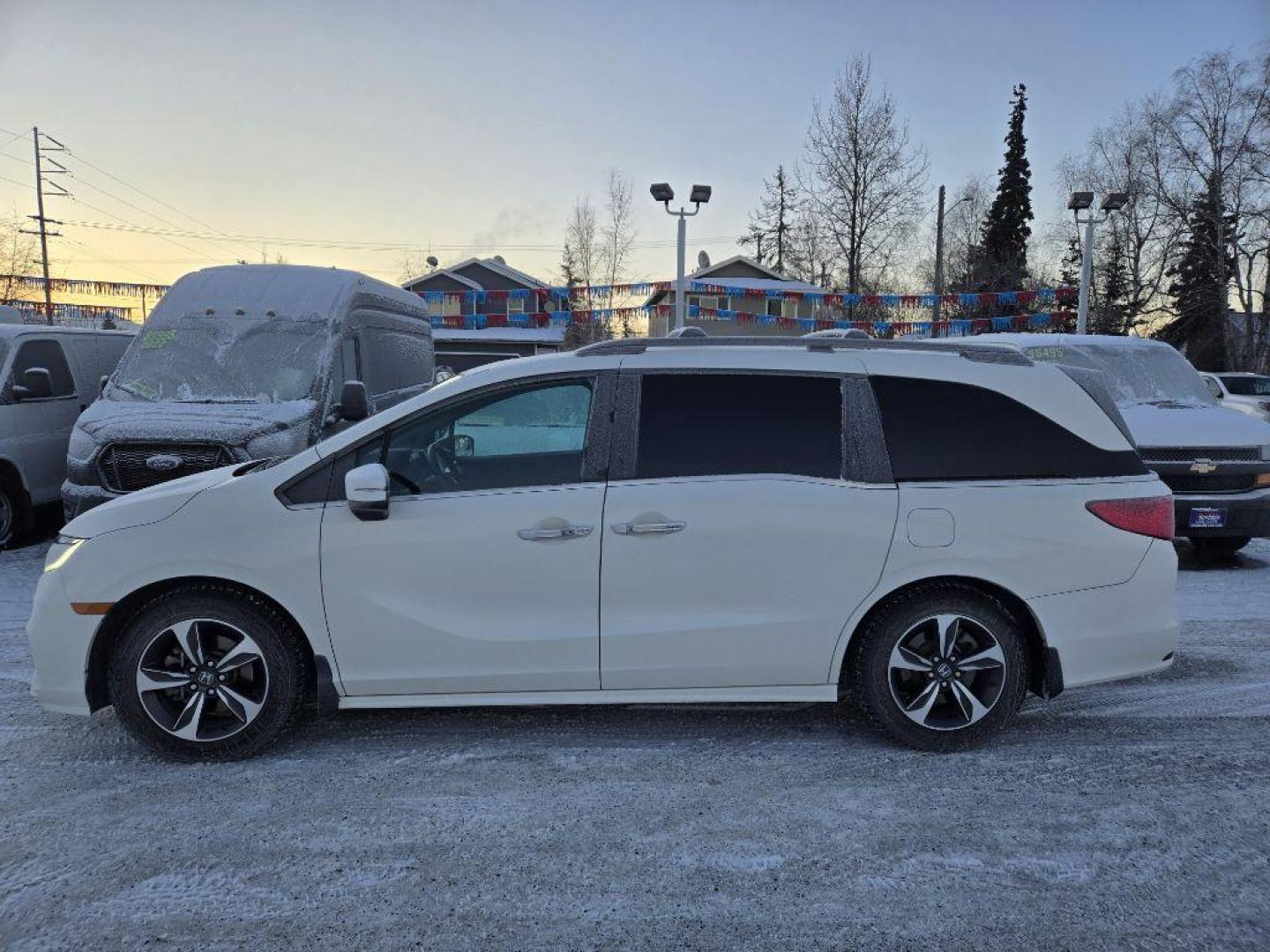 2019 WHITE HONDA ODYSSEY TOURING (5FNRL6H8XKB) with an 3.5L engine, Automatic transmission, located at 929 East 8th Ave, Anchorage, AK, 99501, (907) 274-2277, 61.214783, -149.866074 - Photo#1