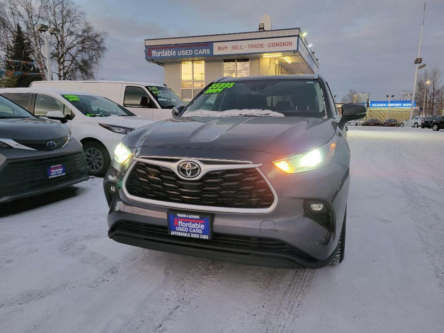 2021 GRAY TOYOTA HIGHLANDER XLE (5TDHZRBH3MS) with an 3.5L engine, Automatic transmission, located at 929 East 8th Ave, Anchorage, AK, 99501, (907) 274-2277, 61.214783, -149.866074 - Photo#0