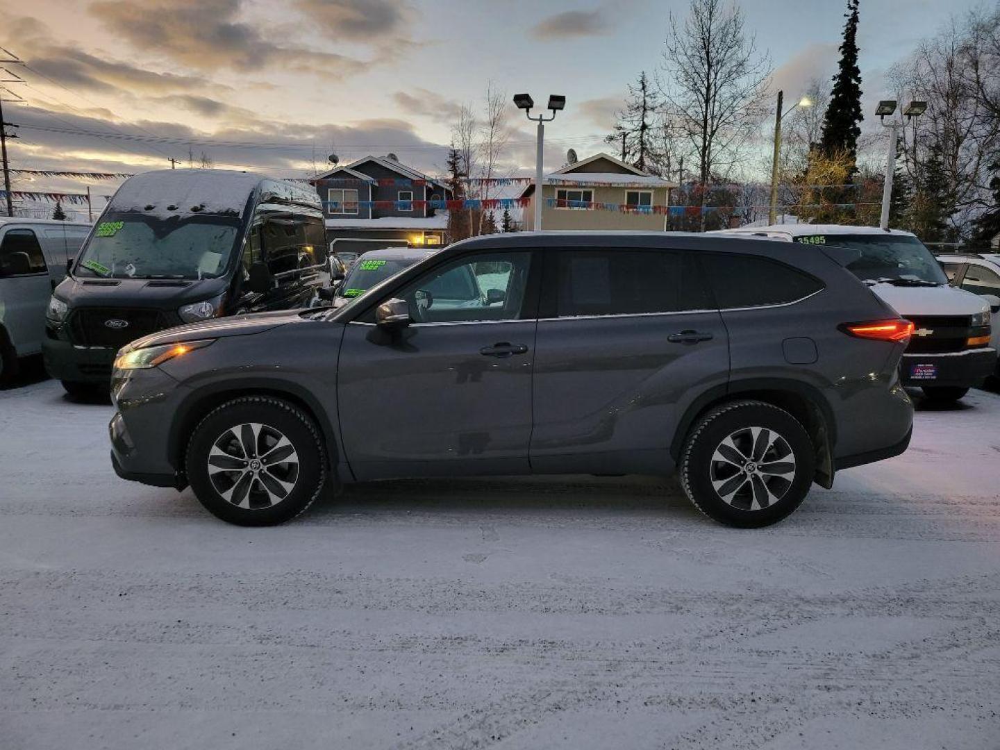 2021 GRAY TOYOTA HIGHLANDER XLE (5TDHZRBH3MS) with an 3.5L engine, Automatic transmission, located at 929 East 8th Ave, Anchorage, AK, 99501, (907) 274-2277, 61.214783, -149.866074 - Photo#1