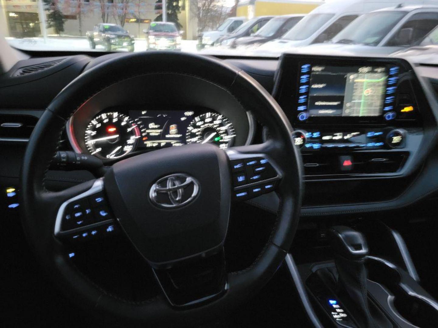 2021 GRAY TOYOTA HIGHLANDER XLE (5TDHZRBH3MS) with an 3.5L engine, Automatic transmission, located at 929 East 8th Ave, Anchorage, AK, 99501, (907) 274-2277, 61.214783, -149.866074 - Photo#4