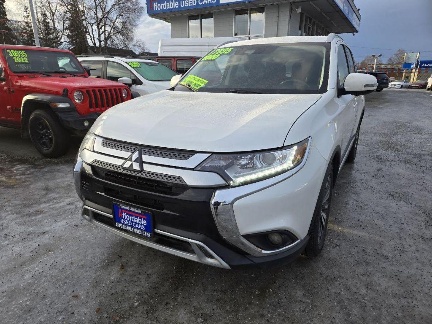 2020 WHITE MITSUBISHI OUTLANDER SE (JA4AZ3A39LZ) with an 2.4L engine, Automatic transmission, located at 929 East 8th Ave, Anchorage, AK, 99501, (907) 274-2277, 61.214783, -149.866074 - Photo#0