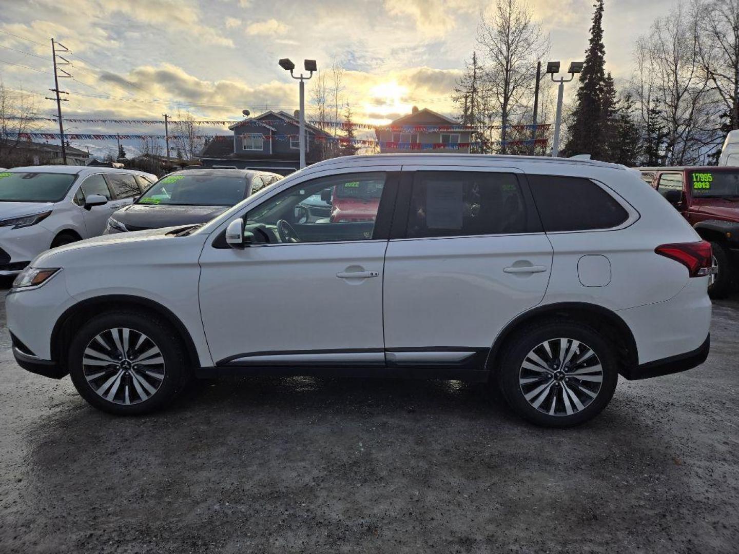 2020 WHITE MITSUBISHI OUTLANDER SE (JA4AZ3A39LZ) with an 2.4L engine, Automatic transmission, located at 929 East 8th Ave, Anchorage, AK, 99501, (907) 274-2277, 61.214783, -149.866074 - Photo#1