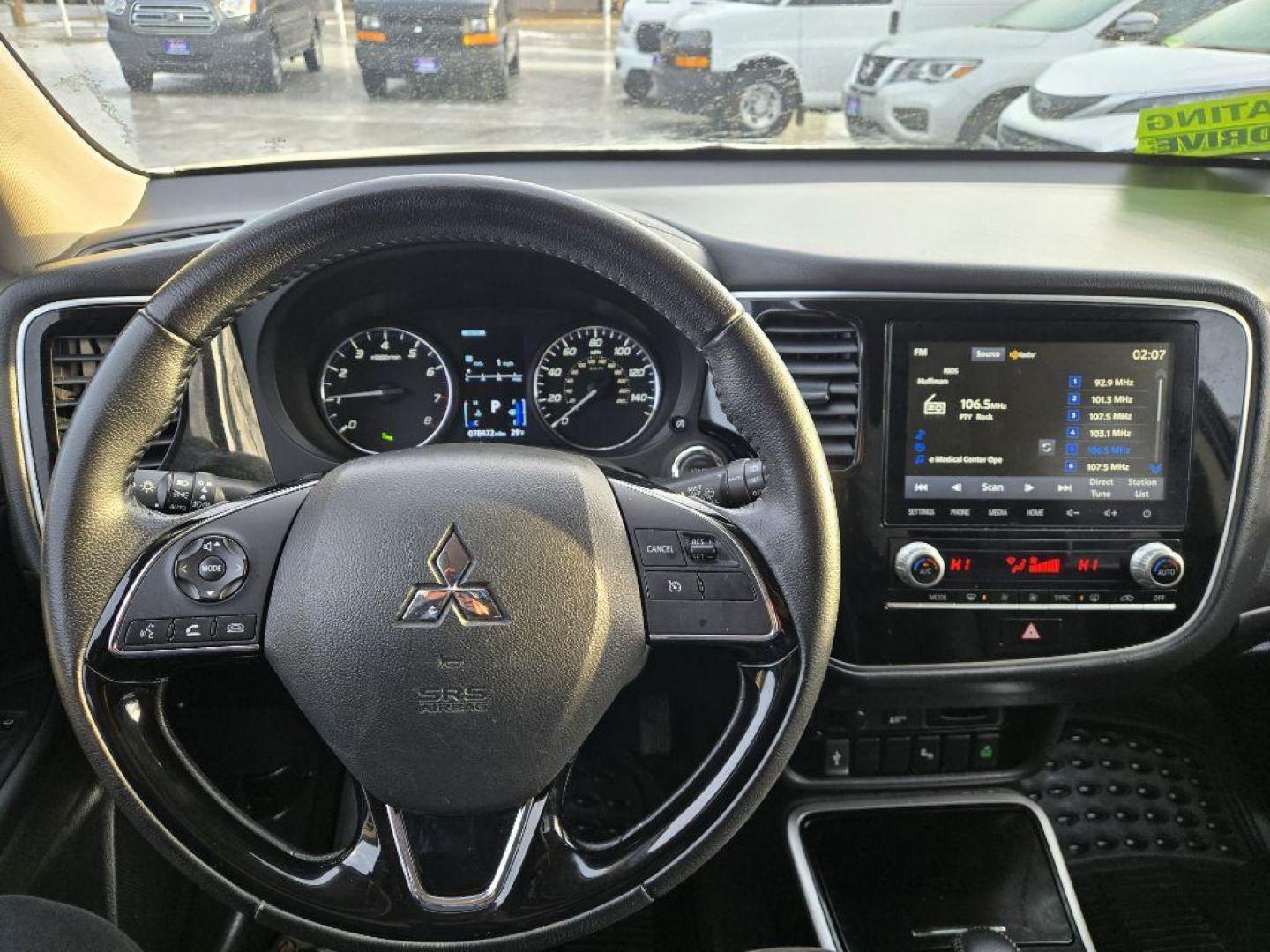 2020 WHITE MITSUBISHI OUTLANDER SE (JA4AZ3A39LZ) with an 2.4L engine, Automatic transmission, located at 929 East 8th Ave, Anchorage, AK, 99501, (907) 274-2277, 61.214783, -149.866074 - Photo#4