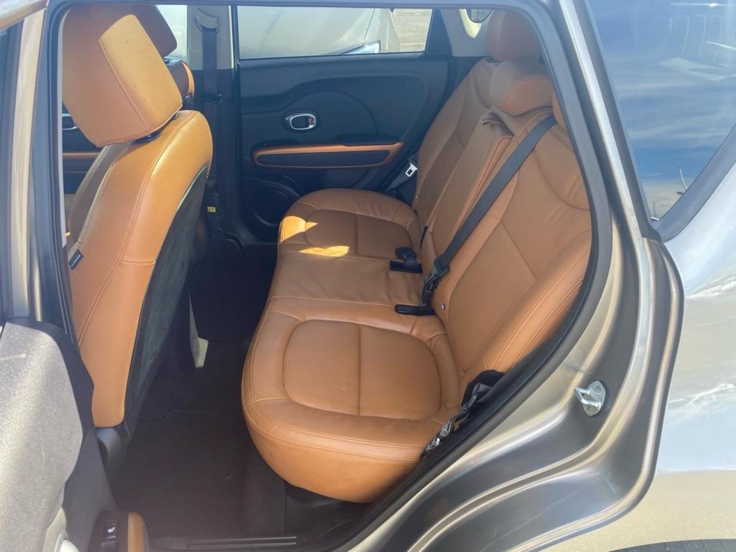 2016 GRAY KIA SOUL ! (KNDJX3A59G7) , Automatic transmission, located at 929 East 8th Ave, Anchorage, AK, 99501, (907) 274-2277, 61.214783, -149.866074 - Photo#3