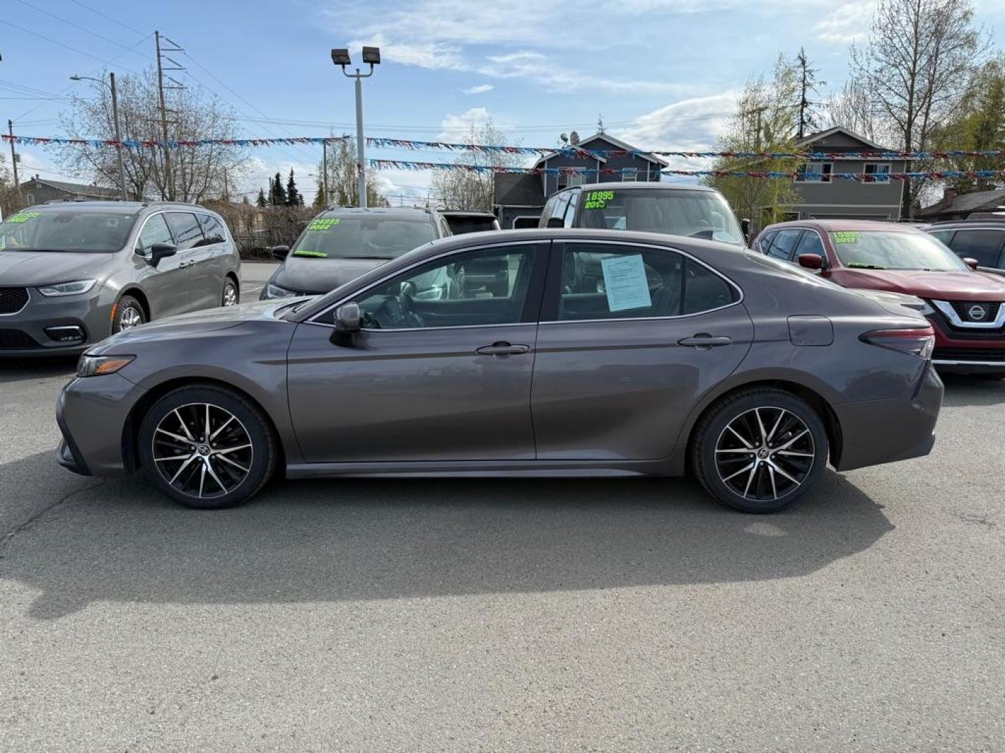 2021 GRAY TOYOTA CAMRY SE SE (4T1G11AK0MU) with an 2.5L engine, Automatic transmission, located at 929 East 8th Ave, Anchorage, AK, 99501, (907) 274-2277, 61.214783, -149.866074 - Photo#1