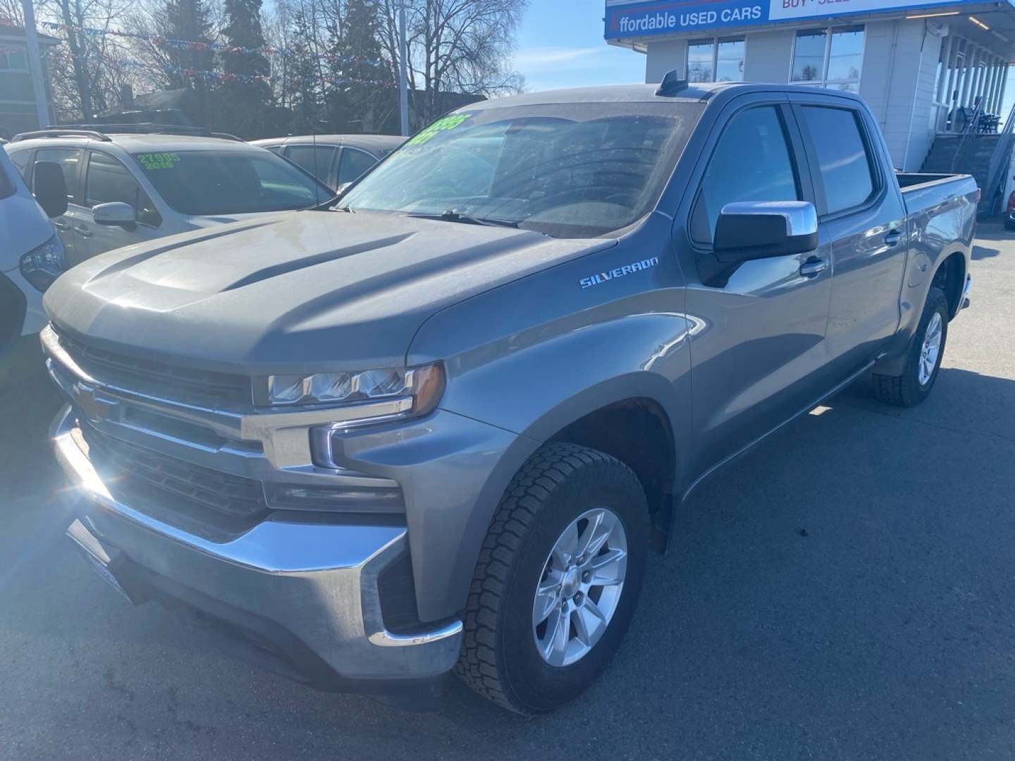 2021 GRAY CHEVROLET SILVERADO 1500 LT (3GCUYDED3MG) with an 5.3L engine, Automatic transmission, located at 929 East 8th Ave, Anchorage, AK, 99501, (907) 274-2277, 61.214783, -149.866074- Photo#0