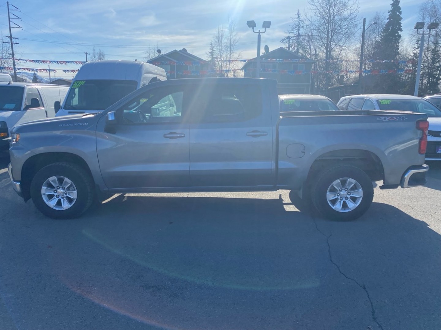 2021 GRAY CHEVROLET SILVERADO 1500 LT (3GCUYDED3MG) with an 5.3L engine, Automatic transmission, located at 929 East 8th Ave, Anchorage, AK, 99501, (907) 274-2277, 61.214783, -149.866074- Photo#1